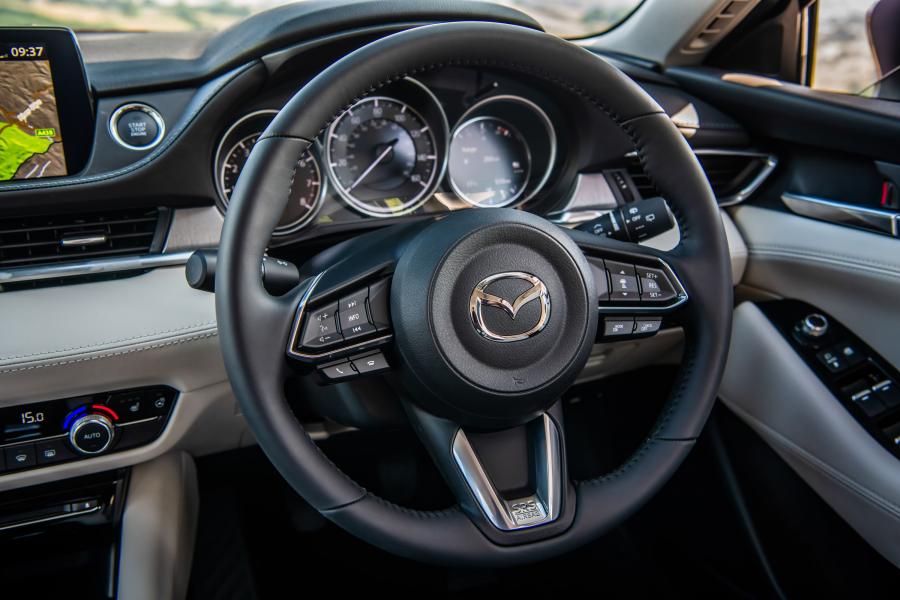 Панель приборов Mazda6 Tourer (GJ) 2018 года  (UK) (фото 20 из 38)